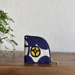 蕾の椿柄のアクセサリーポーチ　ハンドメイド