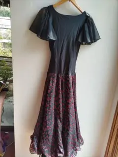 フリル袖の黒赤花柄ドレス