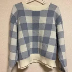 青と白のチェック柄ニットセーター