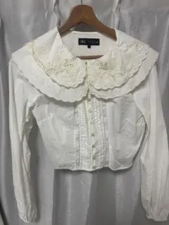ZARA 刺繍付き大きな襟の白シャツ