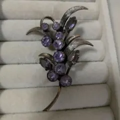 ヴィンテージ　花形ブローチ 紫色のストーン