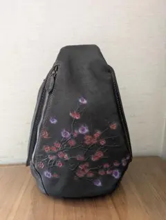 本革　クロスボディバッグ　ショルダーのジップをあければ バックパックに！