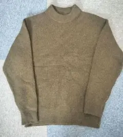 クルーネック カーキ色ニットセーター