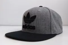 adidas グレー ブラック スナップバックキャップ