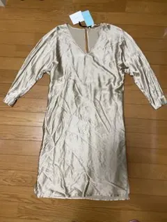 新品未使用 FLICKA シルク ワンピース シャンパン ゴールド 七部袖のサムネイル