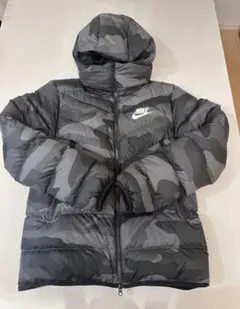 Nike ナイキ フード付き ダウンジャケット グレー・カモフラ　幾何学 NIKE】【ダウンフィル ウィンドランナー AOP シールド】【アウター