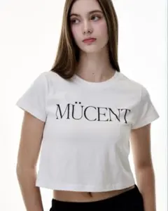 MÜCENT ロゴ クロップドTシャツ ホワイト