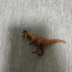 顎が外れかけたカプセルアニア 陸・海・空の恐竜編 [1.カルノタウルス