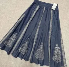 新品タグ付　axes femme　刺繍が可愛いデニムスカート