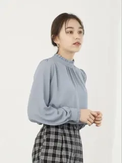 美品　earth music&ecology フリルハイネックブラウスのサムネイル