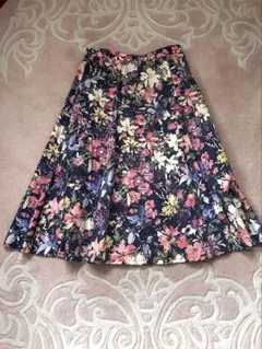 ジャスグリッティー　紺色ボタニカルフラワープリントフレアースカート