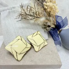 11.931【イヤリング】レトロ　大ぶり　アイボリーカラー　ピアス変更可