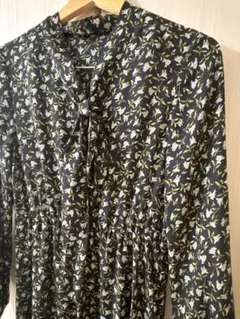 GU ジーユー 花柄 シアー Vネック 長袖ワンピース リボン ネイビー (M)