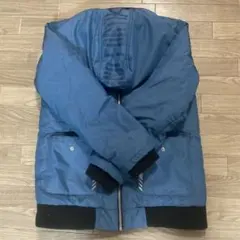 青いフード付きダウン