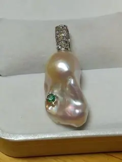 淡水バロック、ホワイト色、エメラルドつきペンダントトップ