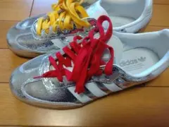 adidasサンバ シルバー スニーカー