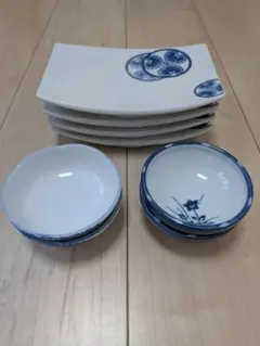 青い花柄の皿と小皿セット