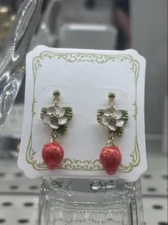 いちごと花のデザインピアス