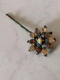 ゴールドカラーの花型クリスタルヘアピン