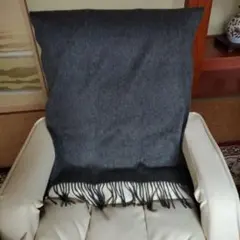 グレーのフリンジ付きストールカシミヤ100%