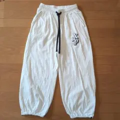 美品 ☆ XUP ホワイト スウェットパンツ ロゴ入りのサムネイル