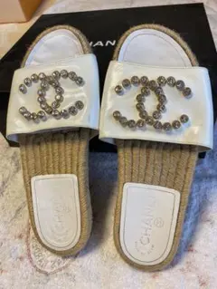 CHANEL ストーン付きホワイトサンダルのサムネイル