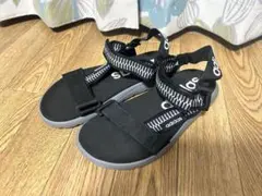 adidas キッズサンダル 黒 グレー