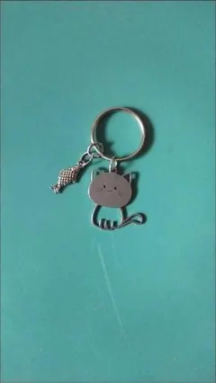 猫と魚のチャーム付きキーホルダー
