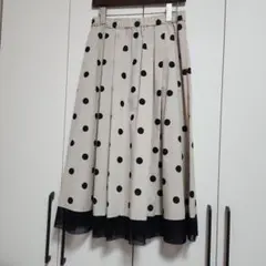 ベージュと黒のドット柄フレアロングスカート
