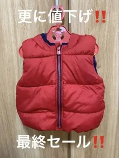 赤色フード付きダウンベスト