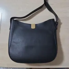 ブラック　フェイクレザー　ショルダーバッグ　黒　ゴールド