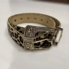 ヒョウ柄バックル付きベルト