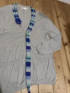 Ne-netヘビモチーフ付きグレーのニットカーディガン