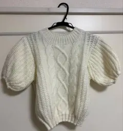 ケーブル編みパフスリーブニット