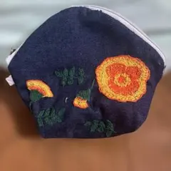 マリーゴールドと猫とバスケットの刺繍デニムおにぎりポーチ