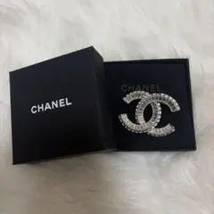 CHANEL ダブルC ラインストーン ロゴペンダント付きブローチ - メルカリ