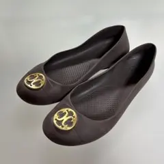 Crocs ブラウン フラットシューズ ゴールドロゴ