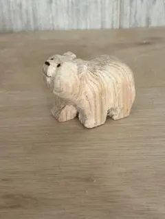 木製クマの置物 上を向いて歩く