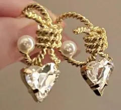 新品未使用 ハート型クリスタルとパールのピアス キャッチ予備付き