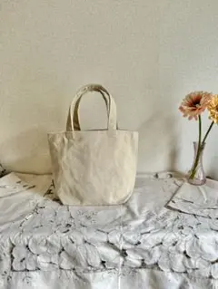 ①裏地も可愛いキャンバス地トートバッグ