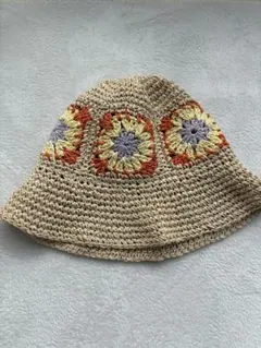 カラフル刺繍のベージュバケットハット