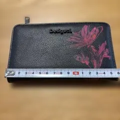 Desigual 二つ折り財布 ブラック 花柄のサムネイル