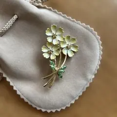 リ*ん様 VENDOME BOUTIQUE 胡蝶蘭4花ブローチ パール ゴールド リ*ん様 VENDOME BOUTIQUE 胡蝶蘭4花ブローチ パール ゴールド - メルカリ