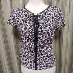 RESPIGHI・ ホワイト地にブラック＆グレーの不規則ドット柄カットソー