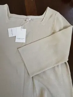 白に近いベージュの五分袖セーター