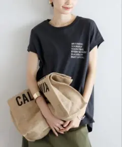 ボンジュールサガン　【汗染み防止】レタリング刺繍フレンチスリーブTシャツ　チャコのサムネイル
