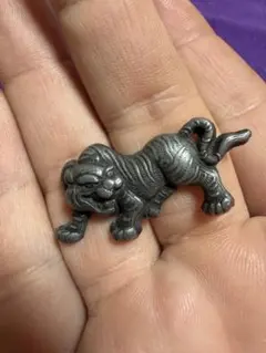 銀製品　時代物　前金具　胴乱　猛虎図　（煙草入れ煙管入れ提げ物根付目貫刀装具虎 銀製品 時代物 前金具 胴乱 猛虎図 （煙草入れ煙管入れ提げ物根付目貫