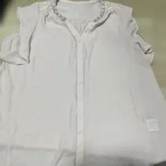 【ジャスグリッティ】ビジュー付きピンクノースリーブシャツ