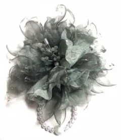 グリーンのコサージュ　きれいめ　大きめ