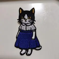 未使用に近い　Ｖｉｎｔａｇｅ刺繍　猫ちゃん　スカート 猫 刺繍 ブローチ 赤スカート ハンドメイド 本革 - メルカリ